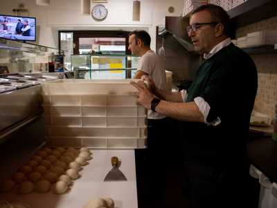 A dirigere in precedenza la pizzeria c�era il cugino di Vitangelo Botta: Vito Ficarella, un altro �padre� della pizza barese, i cui fratelli hanno tra l�altro inaugurato �Il Fornaccio�, presente dal 1972 in via Crispi